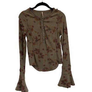 Free People Layer Me Henley Gray Floral Size S‎